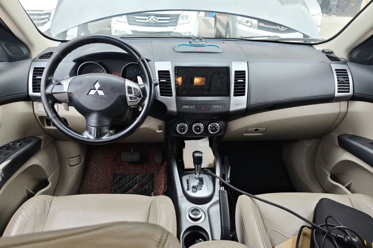 Used Mitsubishi Outlander 2010 Kinhui 2.4 Fashion Edition Center Console
