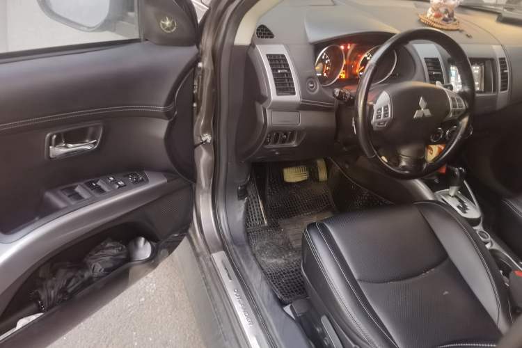 Used Mitsubishi Outlander 2010 Kijang 2.0 Sport Edition Driver Seat