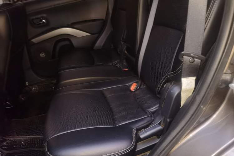 Used Mitsubishi Outlander 2010 Kijang 2.0 Sport Edition Left Rear Seat