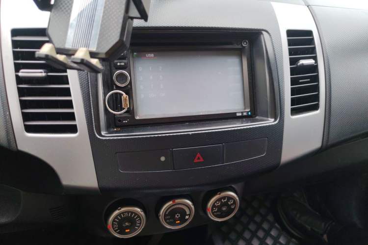 Used Mitsubishi Outlander 2010 Kijang 2.0 Sport Edition Audio And AC Panel