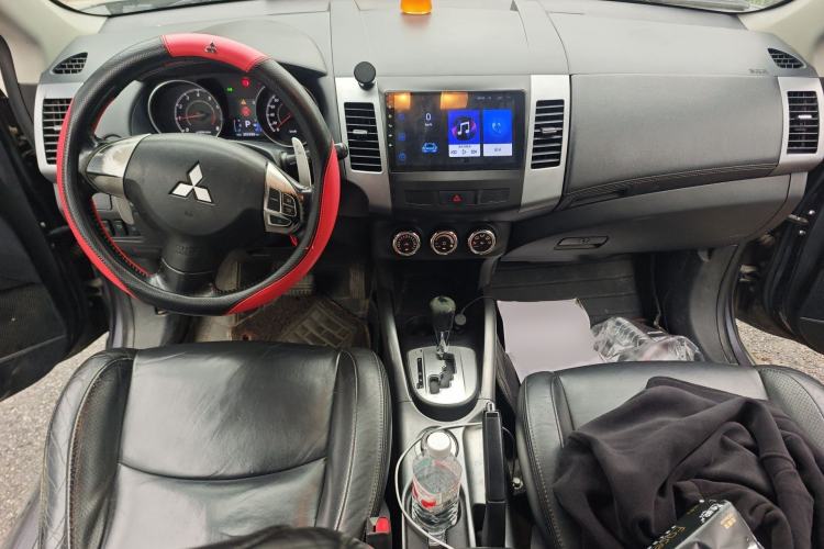 Used Mitsubishi Outlander 2010 Kijang 3.0 Luxury Edition Center Console