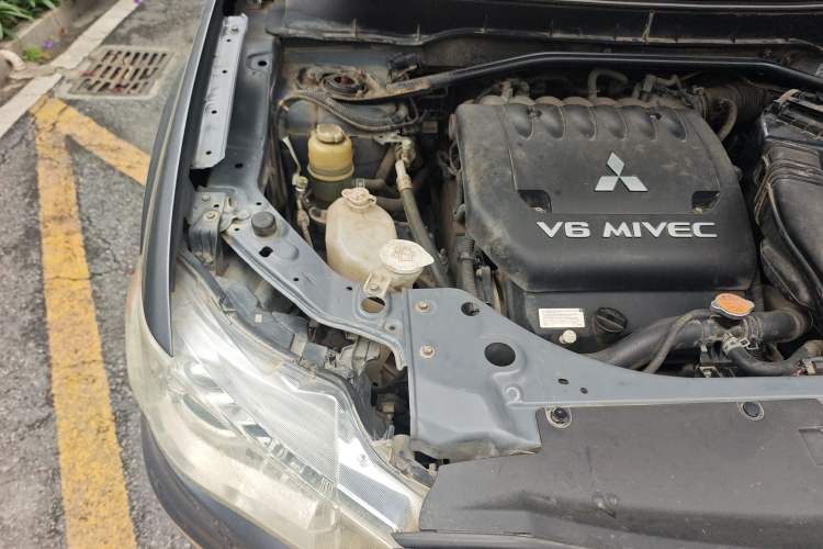 Used Mitsubishi Outlander 2010 Kijang 3.0 Luxury Edition Engine Bay Right