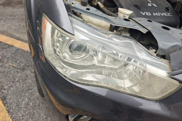 Used Mitsubishi Outlander 2010 Kijang 3.0 Luxury Edition Right Front Headlight