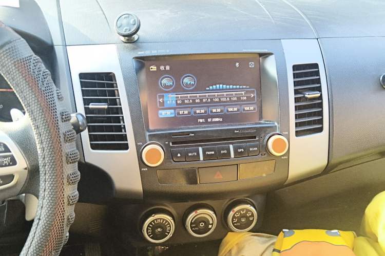 Used Mitsubishi Outlander 2010 Kijang 2.0 Sport Edition Audio And AC Panel