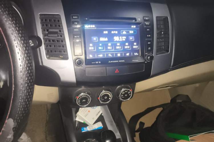 Used Mitsubishi Outlander 2010 Kinhui 2.4 Fashion Edition Audio And AC Panel