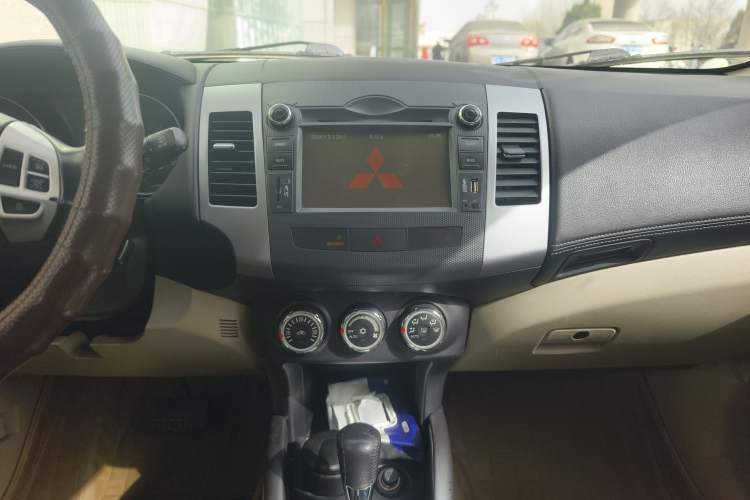 Used Mitsubishi Outlander 2010 Kinhui 2.4 Fashion Edition Audio And AC Panel