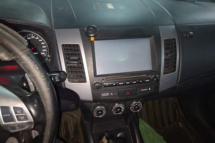 Used Mitsubishi Outlander 2010 Kinhui 2.4 Fashion Edition Audio And AC Panel