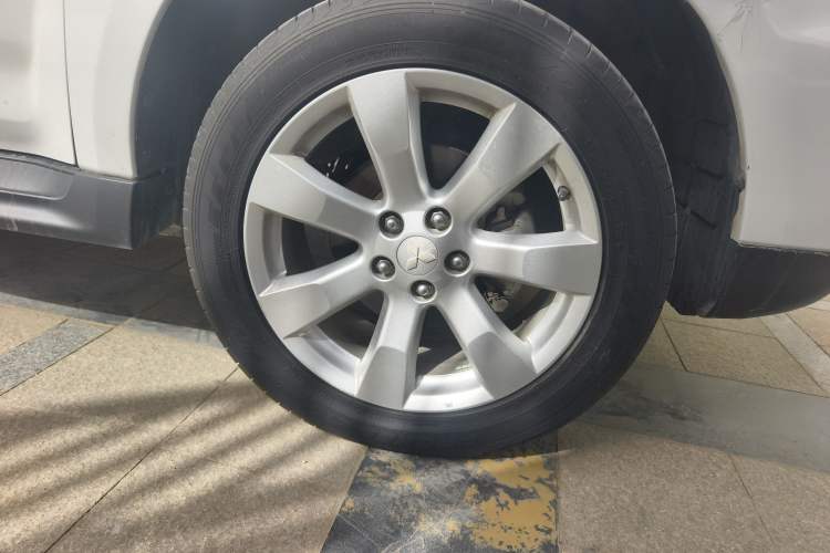 Used Mitsubishi Outlander 2010 Kinhui 2.4 Fashion Edition Right Front Wheel Hub