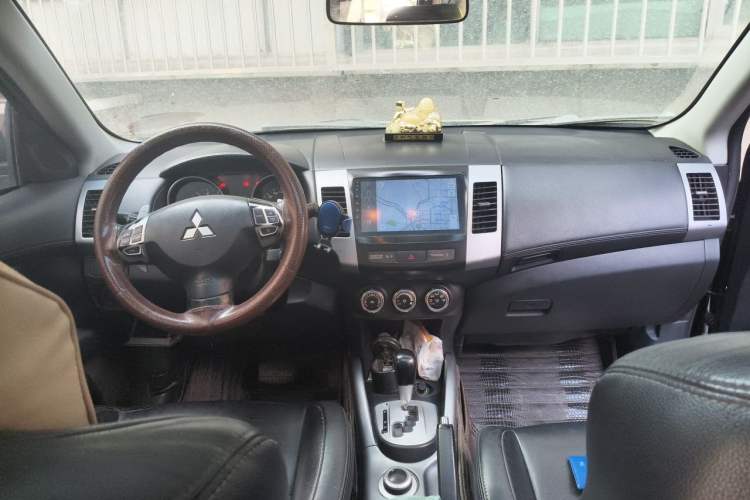Used Mitsubishi Outlander 2011 Kicks 2.4 Fashion Edition Center Console
