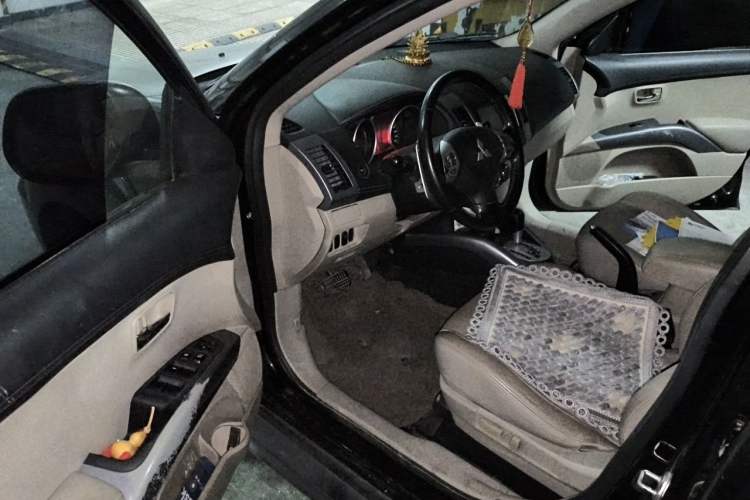 Used Mitsubishi Outlander 2011 Kijang 2.0 Urban Edition Driver Seat