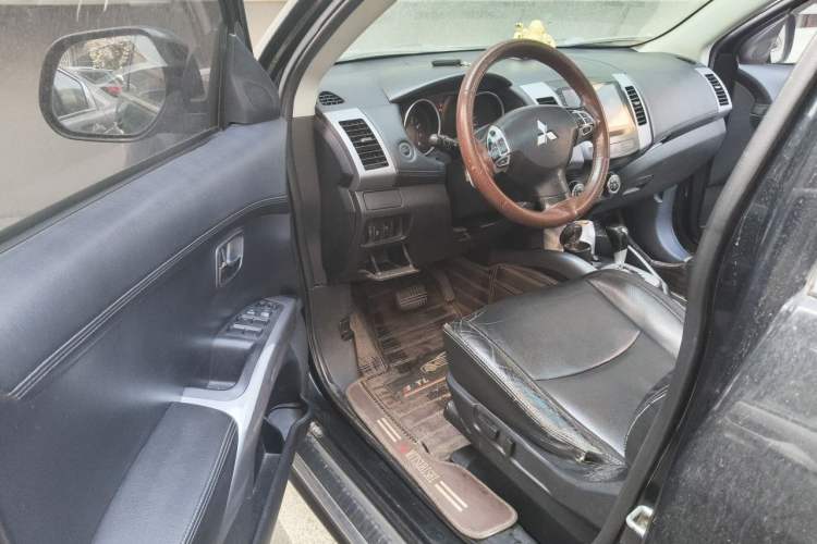 Used Mitsubishi Outlander 2011 Kicks 2.4 Fashion Edition Driver Seat