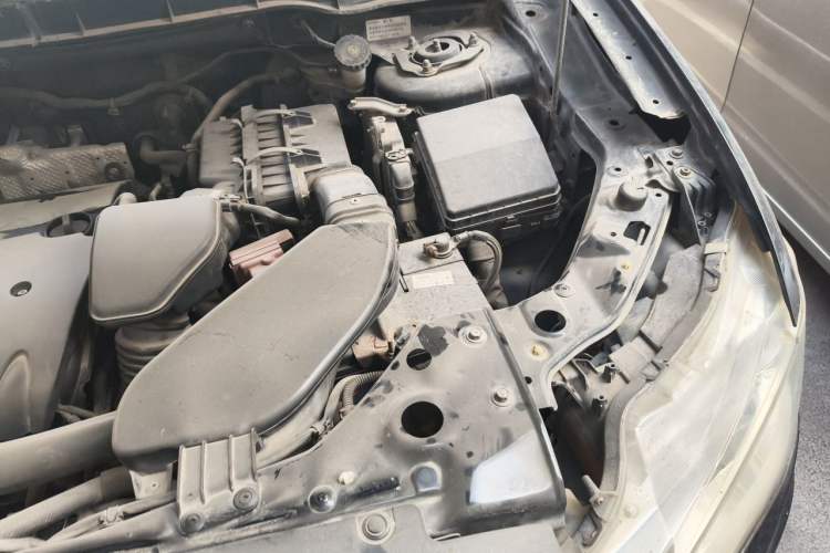 Used Mitsubishi Outlander 2011 Kicks 2.4 Fashion Edition Engine Bay Left