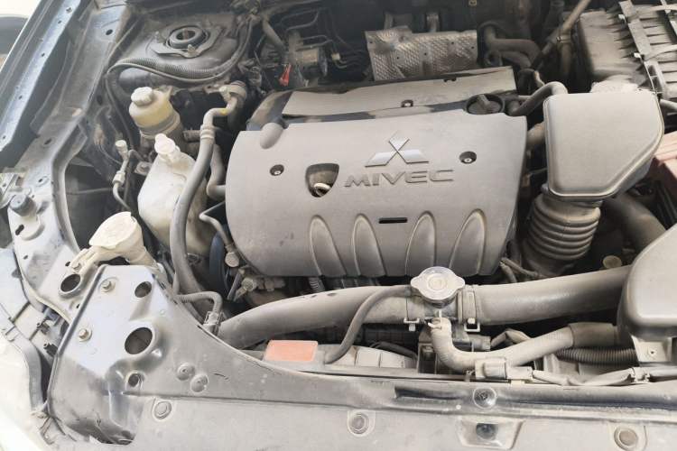 Used Mitsubishi Outlander 2011 Kicks 2.4 Fashion Edition Engine Bay Right