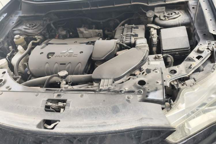 Used Mitsubishi Outlander 2011 Kicks 2.4 Fashion Edition Engine Bay