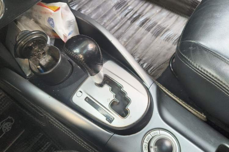 Used Mitsubishi Outlander 2011 Kicks 2.4 Fashion Edition Gear Lever