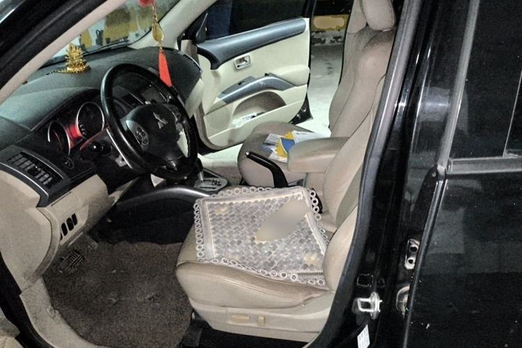 Used Mitsubishi Outlander 2011 Kijang 2.0 Urban Edition Left Front Seat