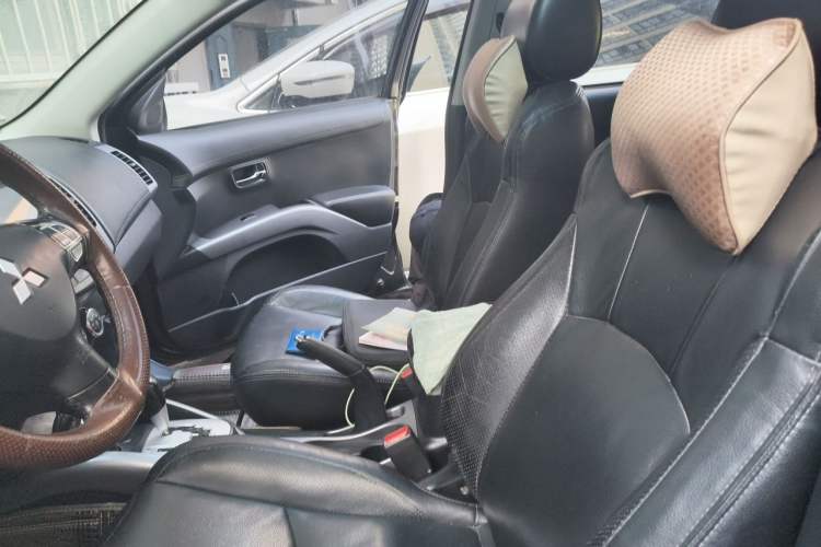 Used Mitsubishi Outlander 2011 Kicks 2.4 Fashion Edition Left Front Seat