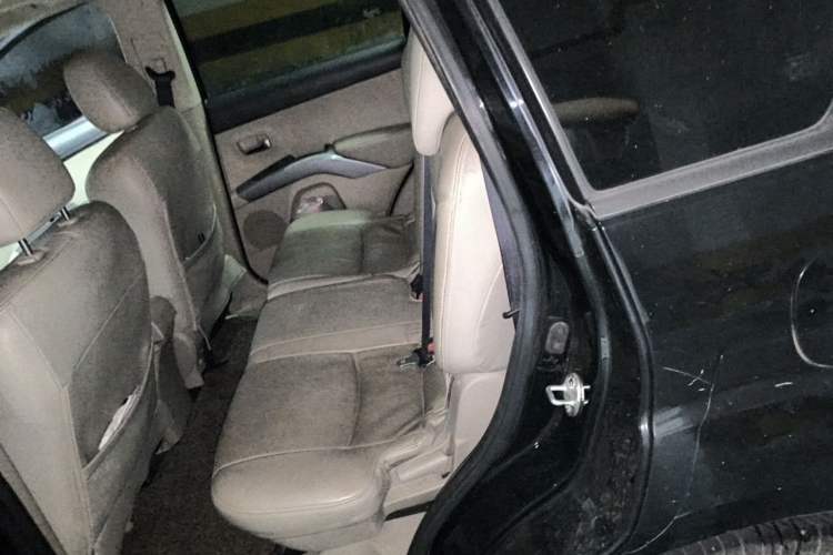 Used Mitsubishi Outlander 2011 Kijang 2.0 Urban Edition Left Rear Seat
