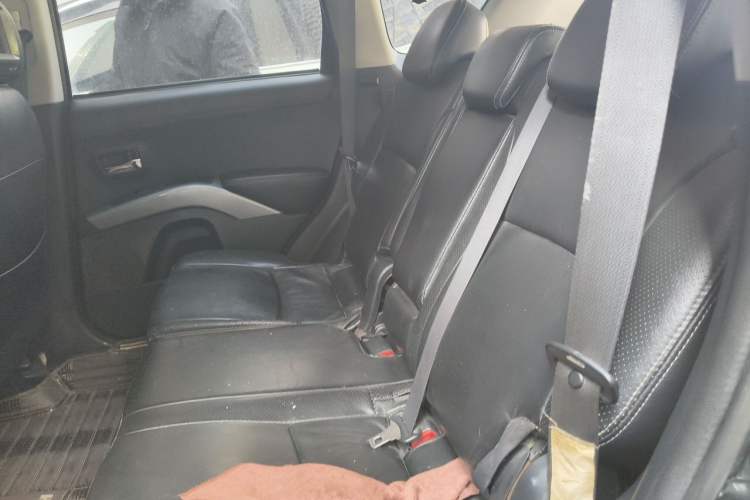 Used Mitsubishi Outlander 2011 Kicks 2.4 Fashion Edition Left Rear Seat