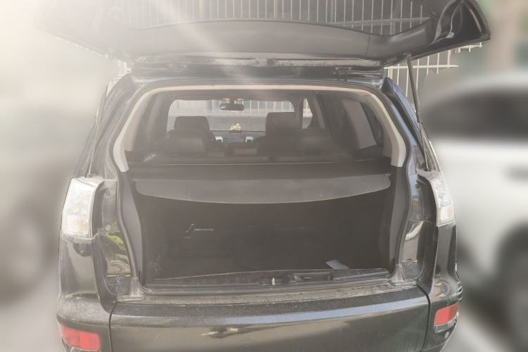 Used Mitsubishi Outlander 2011 Kicks 2.4 Fashion Edition Trunk