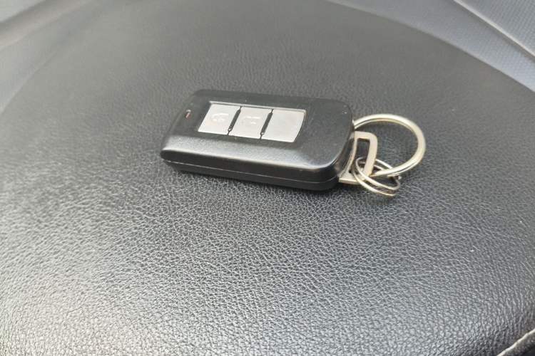 Used Mitsubishi Outlander 2011 Kicks 2.4 Fashion Edition Vehicle Key