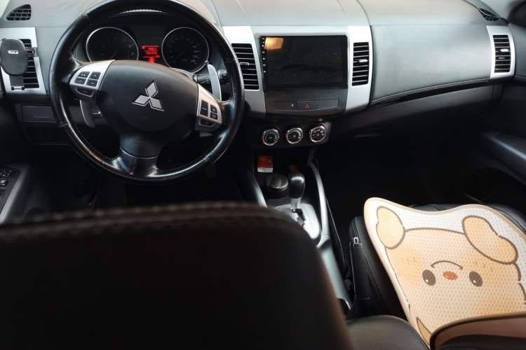 Used Mitsubishi Outlander 2011 Kijang 2.0 Urban Edition Center Console
