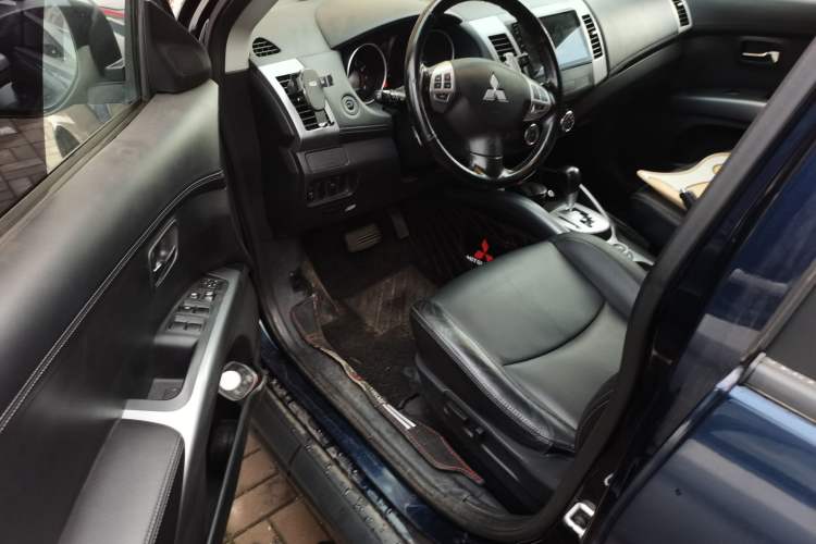 Used Mitsubishi Outlander 2011 Kijang 2.0 Urban Edition Driver Seat