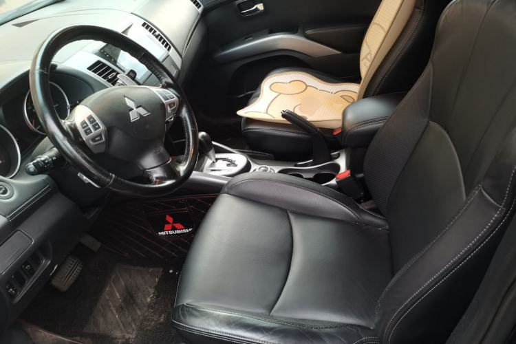 Used Mitsubishi Outlander 2011 Kijang 2.0 Urban Edition Left Front Seat