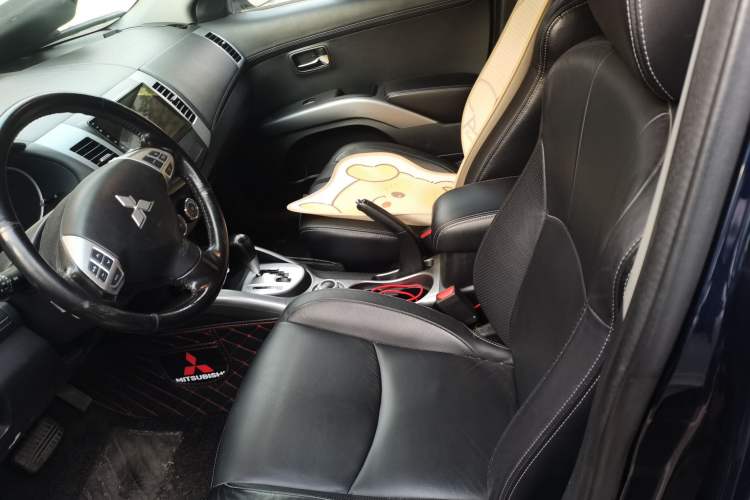 Used Mitsubishi Outlander 2011 Kijang 2.0 Urban Edition Left Front Seat