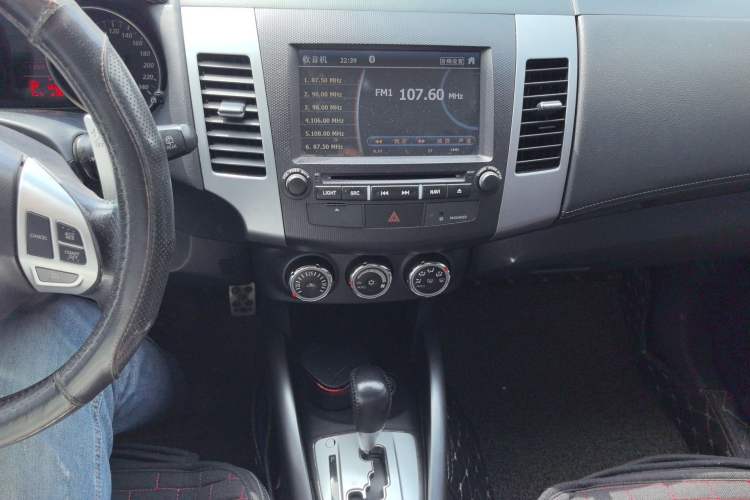 Used Mitsubishi Outlander 2011 Kicks 2.4 Fashion Edition Audio And AC Panel
