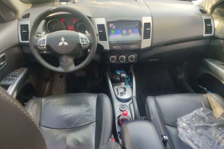 Used Mitsubishi Outlander 2011 Kicks 2.4 Fashion Edition Center Console