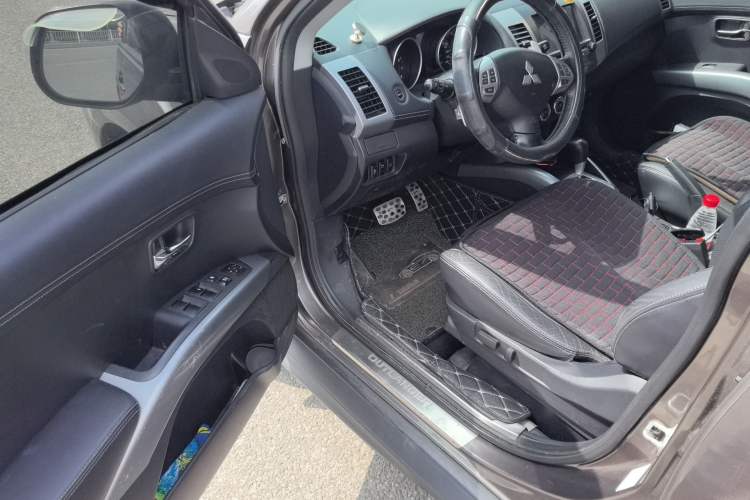 Used Mitsubishi Outlander 2011 Kicks 2.4 Fashion Edition Driver Seat