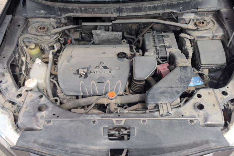 Used Mitsubishi Outlander 2011 Kicks 2.4 Fashion Edition Engine Bay