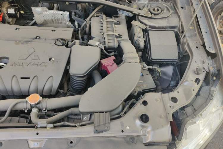 Used Mitsubishi Outlander 2011 Kicks 2.4 Fashion Edition Engine Bay Left