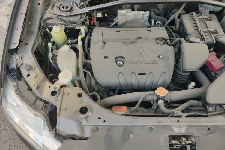 Used Mitsubishi Outlander 2011 Kicks 2.4 Fashion Edition Engine Bay Right