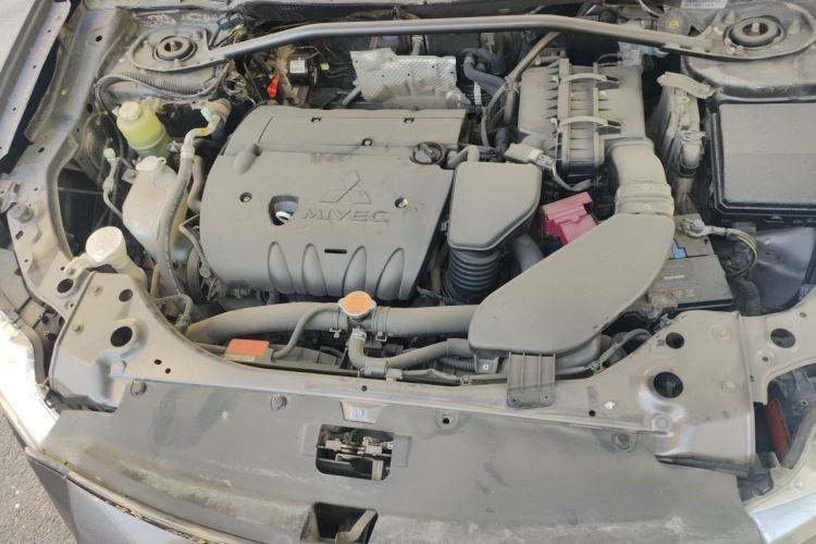 Used Mitsubishi Outlander 2011 Kicks 2.4 Fashion Edition Engine Bay