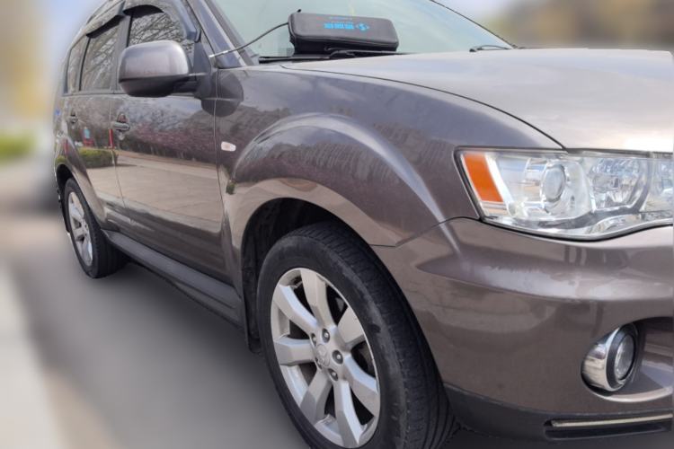 Used Mitsubishi Outlander 2011 Kicks 2.4 Fashion Edition Front Right 45 Deg