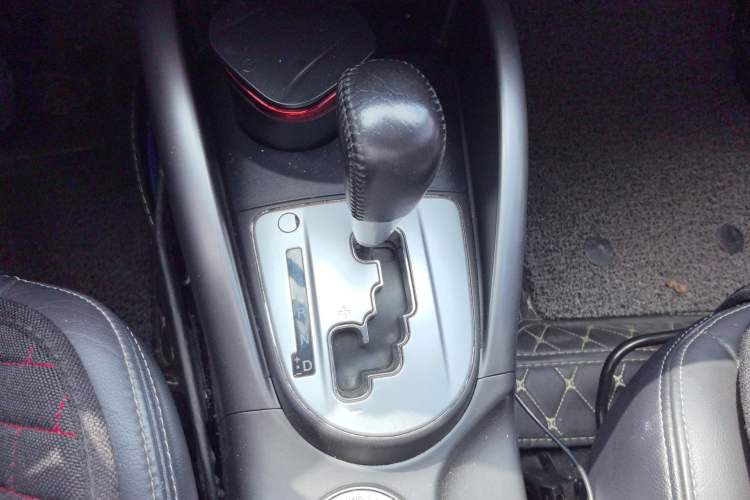 Used Mitsubishi Outlander 2011 Kicks 2.4 Fashion Edition Gear Lever