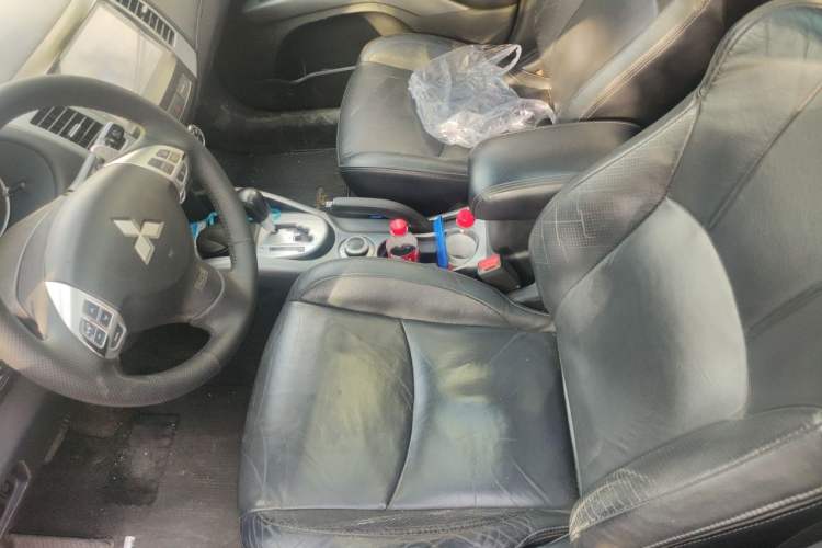 Used Mitsubishi Outlander 2011 Kicks 2.4 Fashion Edition Left Front Seat