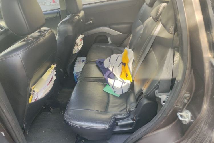 Used Mitsubishi Outlander 2011 Kicks 2.4 Fashion Edition Left Rear Seat