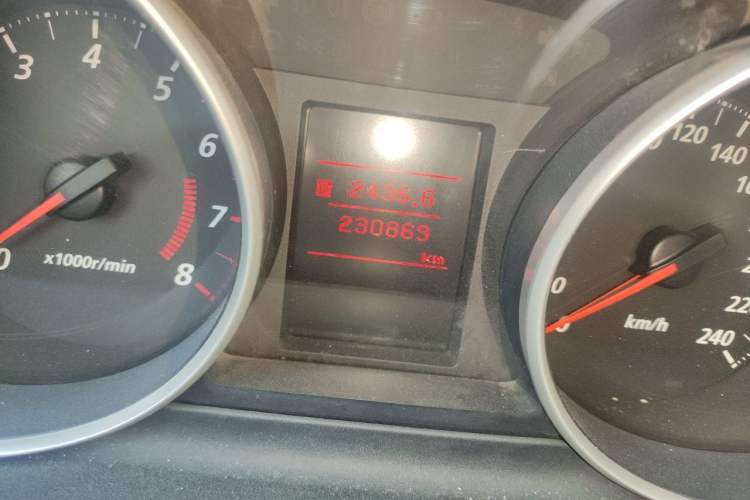 Used Mitsubishi Outlander 2011 Kicks 2.4 Fashion Edition Odometer Close Up