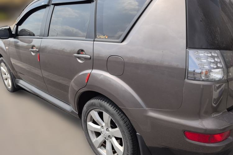 Used Mitsubishi Outlander 2011 Kicks 2.4 Fashion Edition Rear Left 45 Deg
