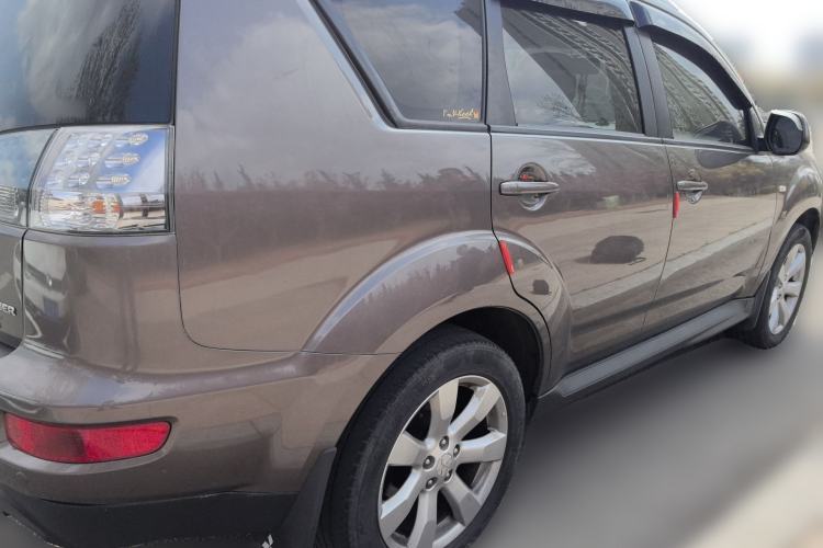Used Mitsubishi Outlander 2011 Kicks 2.4 Fashion Edition Rear Right 45 Deg