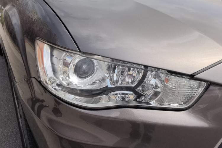 Used Mitsubishi Outlander 2011 Kicks 2.4 Fashion Edition Right Front Headlight