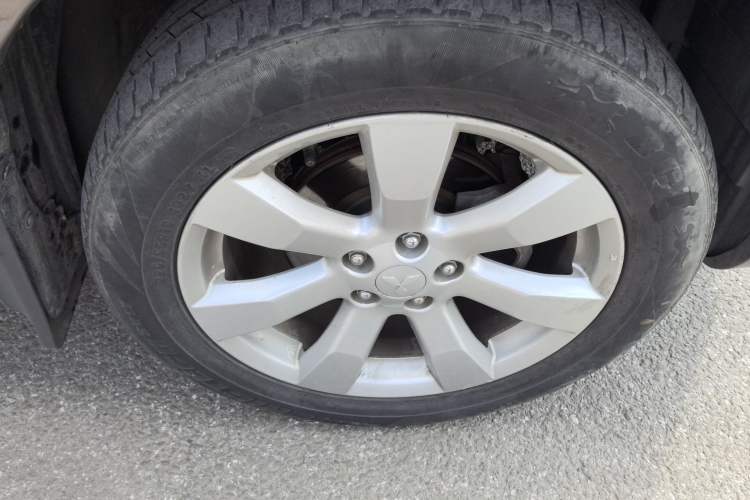 Used Mitsubishi Outlander 2011 Kicks 2.4 Fashion Edition Right Front Wheel Hub
