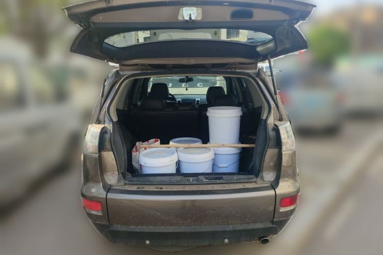 Used Mitsubishi Outlander 2011 Kicks 2.4 Fashion Edition Trunk