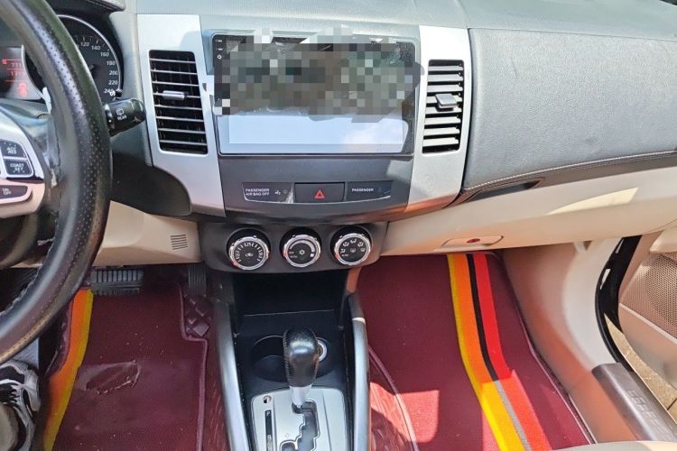 Used Mitsubishi Outlander 2011 Kicks 2.4 Fashion Edition Audio And AC Panel