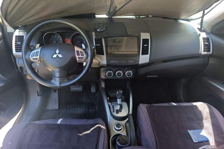 Used Mitsubishi Outlander 2011 Kijang 2.0 Sport Edition Center Console