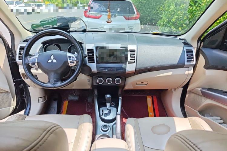 Used Mitsubishi Outlander 2011 Kicks 2.4 Fashion Edition Center Console