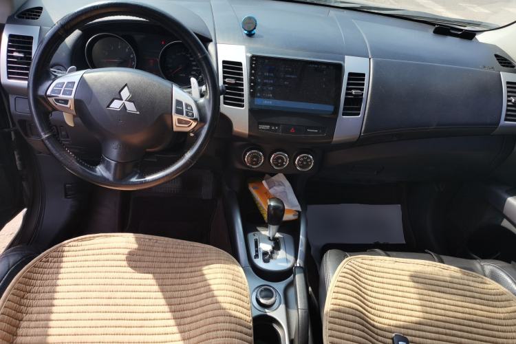 Used Mitsubishi Outlander 2011 Kicks 2.4 Fashion Edition Center Console